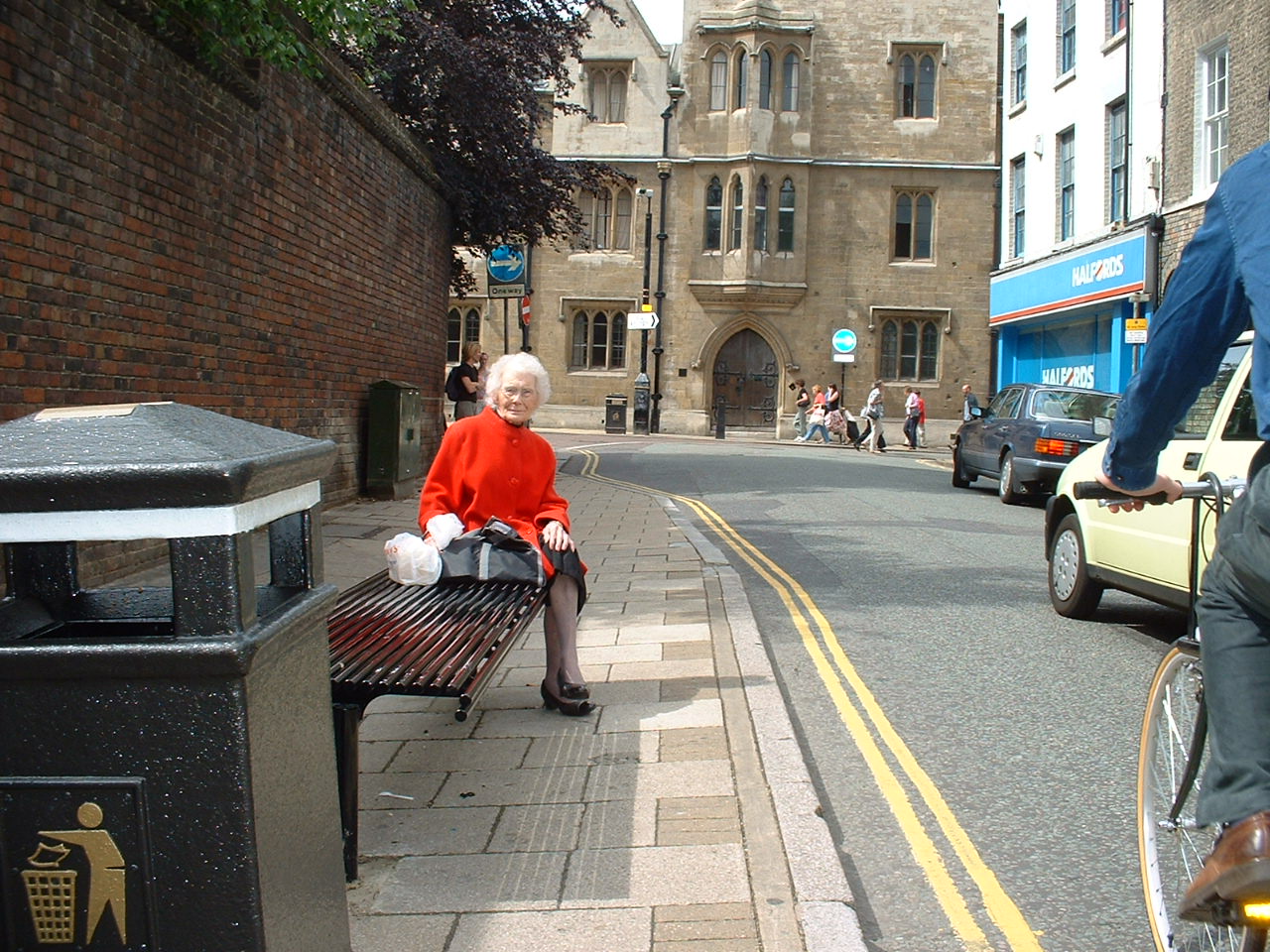 Passenger waiting for the bus (3)