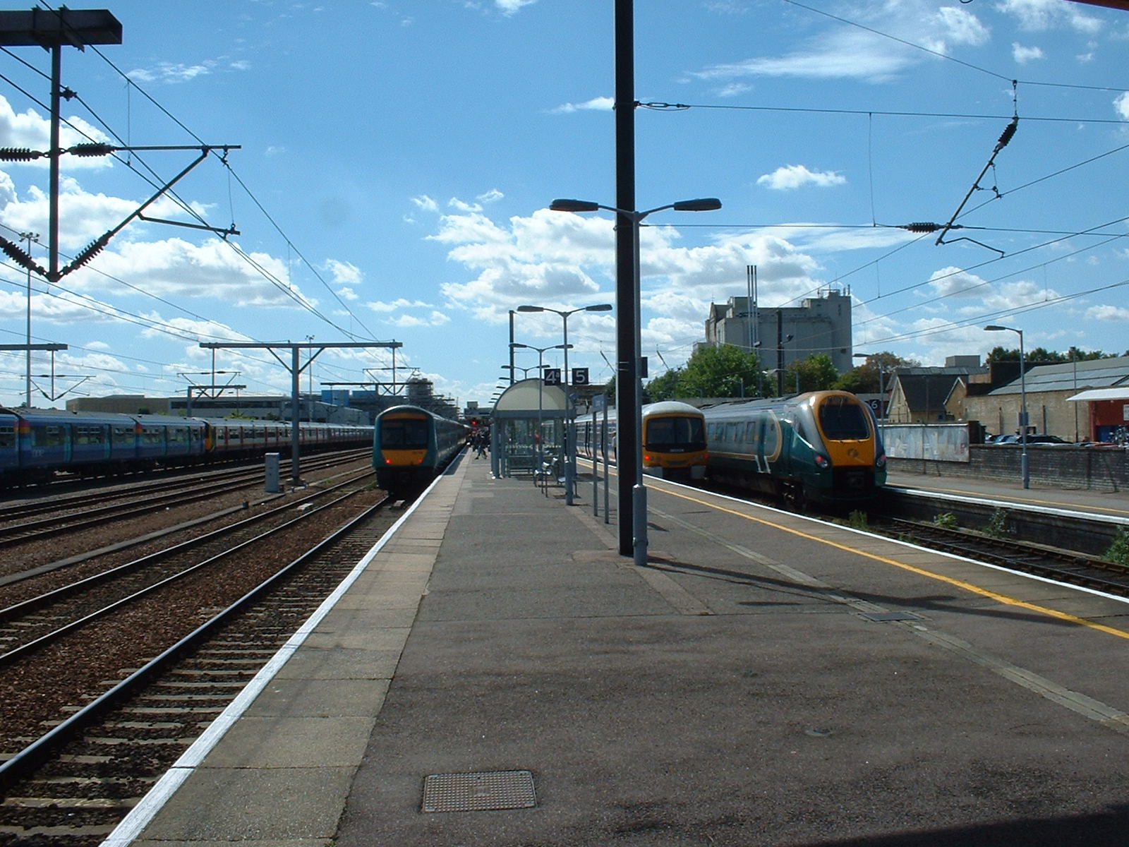 Classes 170, 365 and 222 in platforms 4, 5 & 6 (1)